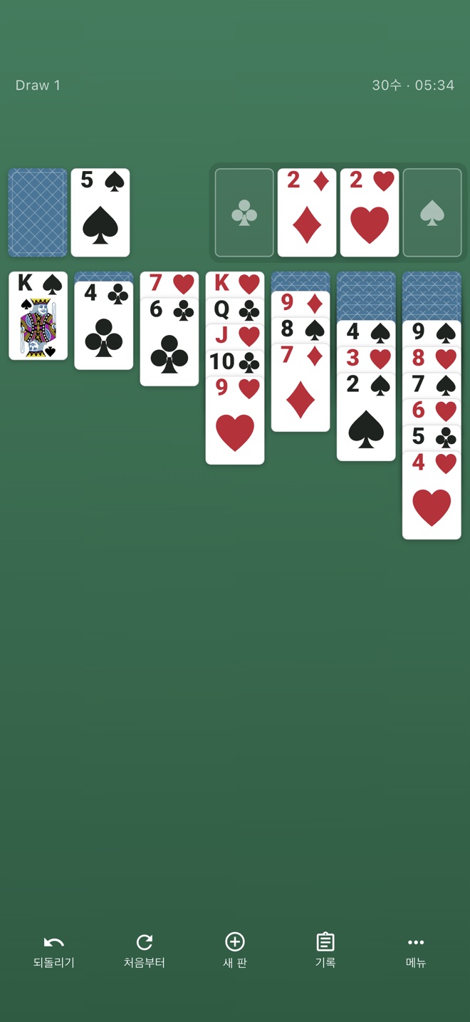 Draw 1로 두던 판. 홈에 카드가 몇 장 올라가 있고 위에 수와 시간이 적혀 있다.
